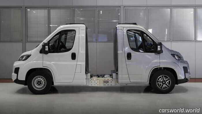 Il bizzarro furgone a due teste di Stellantis con un segreto sorprendentemente pratico | Carscoops